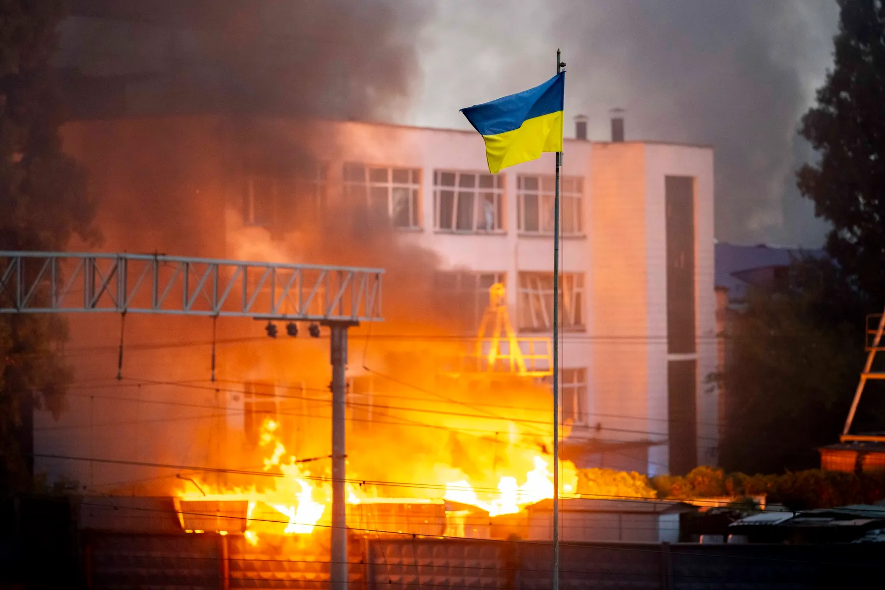 În spatele ușilor închise