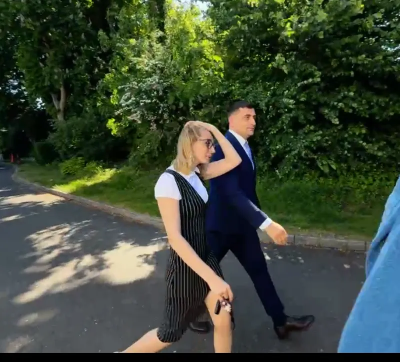 Simion a fugit prin spate de românii din Londra după 10 minute. Mașina lui era să calce un om