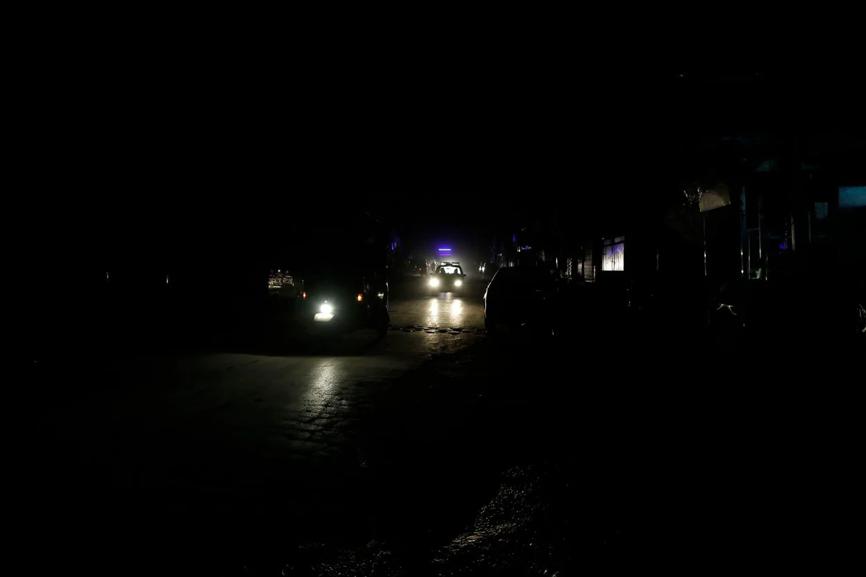 Oficialii spanioli au precizat că întreruperile au fost determinate de factori externi, inclusiv atacuri cibernetice și erori în rețelele de distribuție electrică. Aceste evenimente nu doar că au creat panică temporară, dar au și readus în discuție importanța rezilienței financiare personale.Banca națională din România nu oferă un avertisment similar
Până în prezent, autoritățile române nu au emis un avertisment oficial similar celor din Spania. Cu toate acestea, date fiind tendințele europene și digitalizarea accelerată a plăților în România, ideea de a avea un fond de urgență în numerar devine din ce în ce mai relevantă.În absența unui mesaj oficial, cetățenii sunt încurajați să urmeze bunele practici promovate la nivel european și să ia măsuri preventive, în funcție de situația financiară proprie.Echilibru între metodele de plată, cheia unei gestiuni financiare responsabile
Într-o societate tot mai dependentă de tehnologie, echilibrul între metodele de plată – carduri, transferuri bancare, aplicații mobile și numerar – devine esențial. Păstrarea unei sume mici, dar utile de bani lichizi în casă nu este un semn de neîncredere în sistem, ci o măsură practică pentru situații neprevăzute.Autoritățile europene avertizează: în lipsa unui plan de rezervă, vulnerabilitățile sistemice pot afecta grav viața de zi cu zi. Așadar, un portofel cu bani lichizi, bine ascuns, poate face diferența în momentele în care tehnologia cedează.