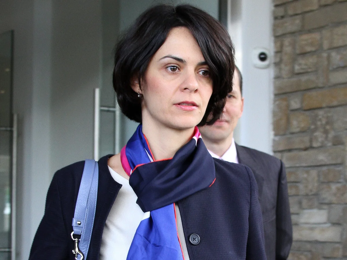 Un punct important în cariera lui Ionuț Dumitru este funcția de președinte al Consiliului Fiscal, o instituție autonomă care supraveghează performanța fiscală a României. În această poziție, el a oferit analize și recomandări esențiale privind politicile fiscale și bugetare ale țării, consolidându-și reputația de expert economic de încredere și echidistant.În sectorul privat, poziția sa actuală de economist-șef la Raiffeisen Bank îi oferă o perspectivă directă asupra dinamicii pieței financiare și a tendințelor economice. Aici, Dumitru are rolul de a realiza analize economice aprofundate și prognoze care influențează deciziile strategice ale băncii și informează clienții acesteia. El interpretează date complexe și anticipează evoluțiile pieței, oferind o imagine clară asupra viitorului economic.